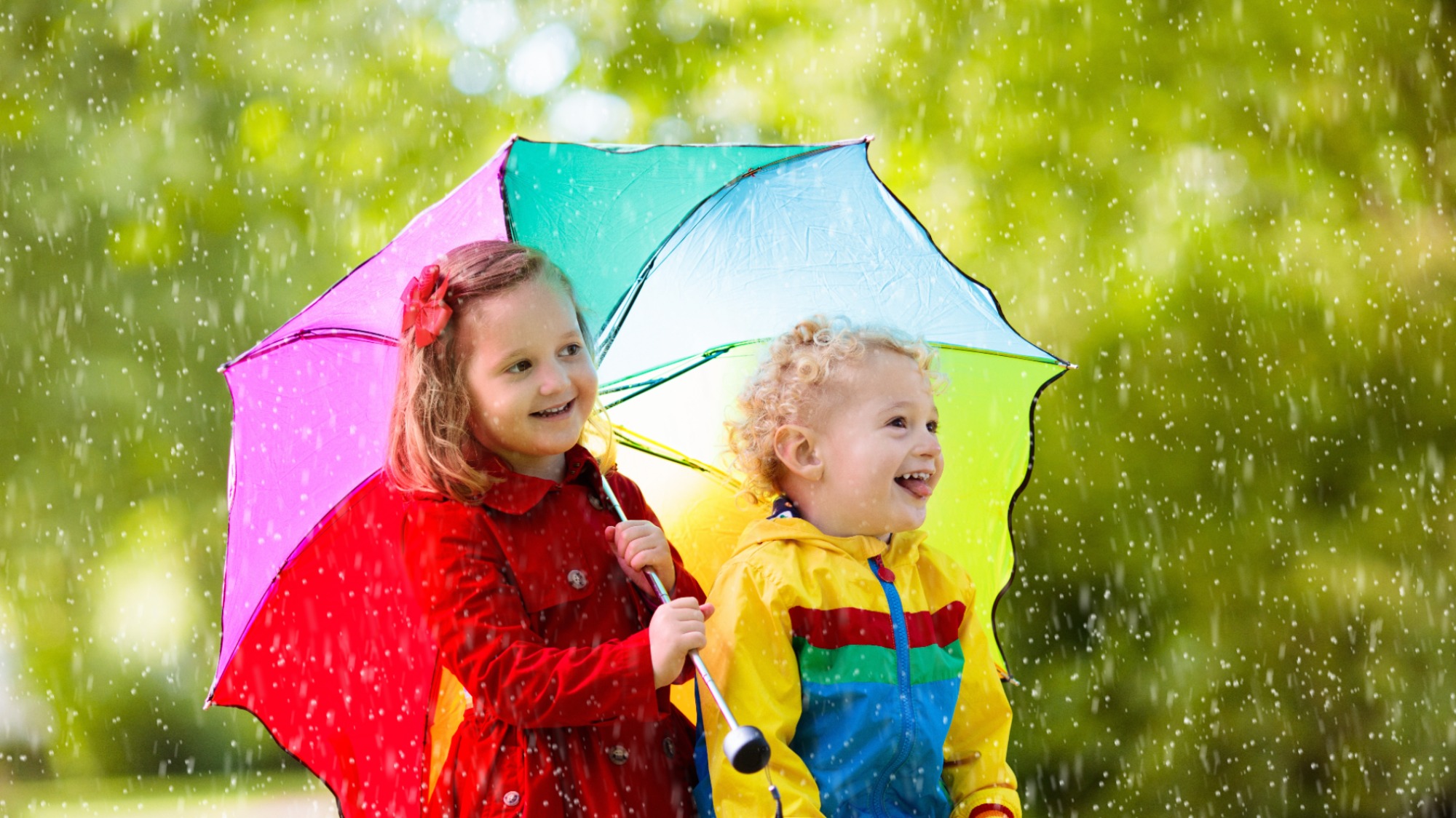Enfants dans la pluie