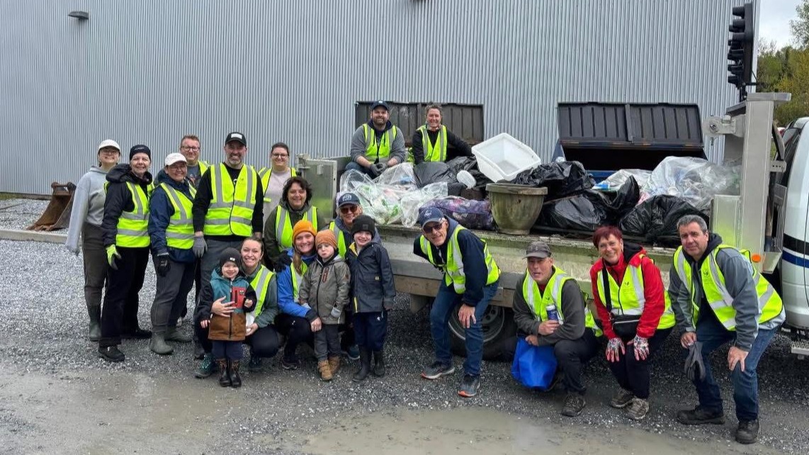 Ramassage de déchets à Pohénégamook.