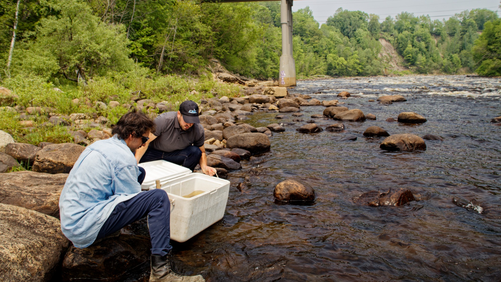 Les techniciens de la CBJC mélangent de l’eau de la rivière avec celle de la glacière