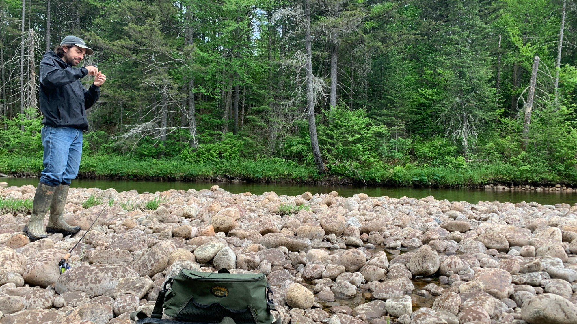 Julien exécutant un noeud de pêche