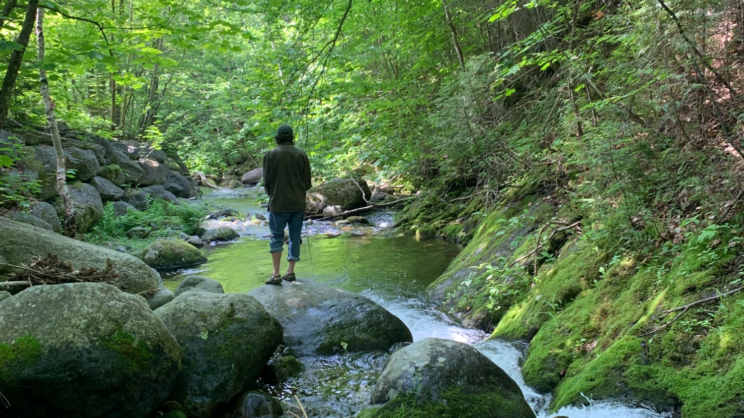 Julien Tremblay en train de pratiquer un de ses loisirs de prédilection: la pêche
