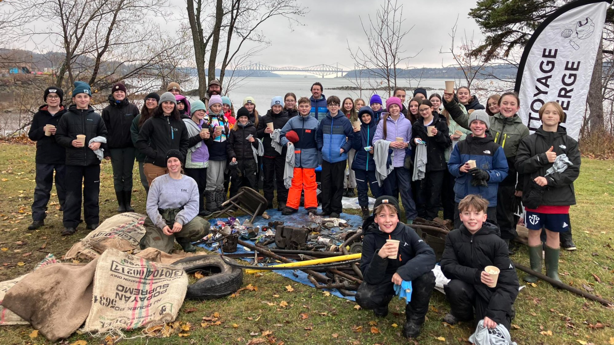 Nettoyage de berges à proximité de l’école Juvénat Notre-Dame-du-Saint-Laurent. Photo: Conseil de bassin de la rivière Etchemin (CBE)