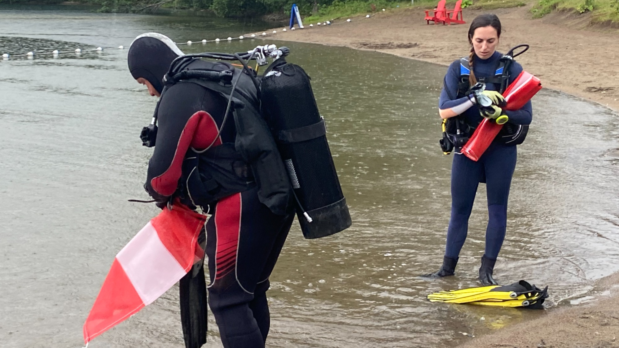 Plongeurs entrant dans l'eau