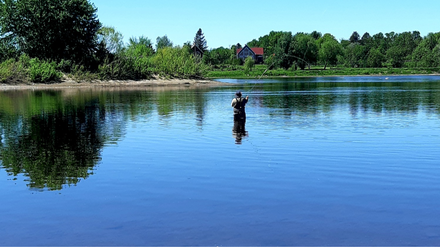 Jérôme Baril, un pêcheur, lançant sa ligne à l'eau